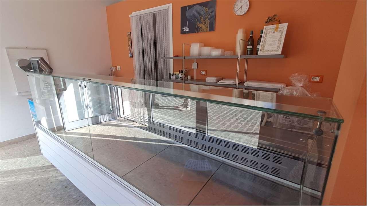 NEGOZIO VENDITA POLVERIGI 3