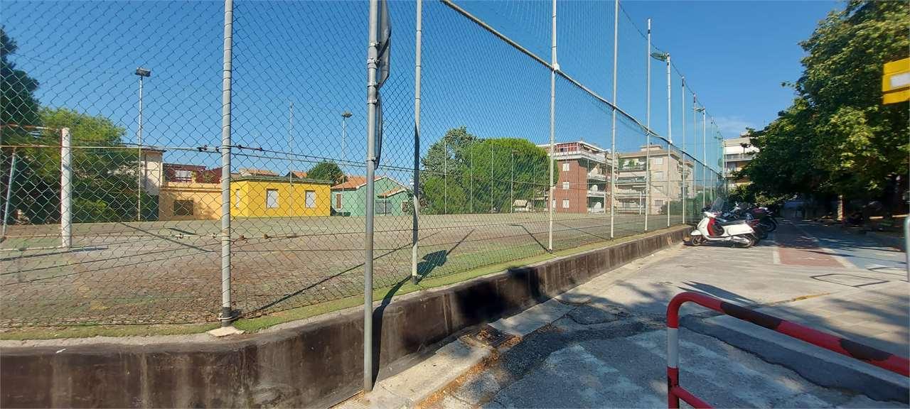 CAPANNONE VENDITA FALCONARA MARITTIMA 3
